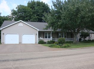 525 Rosewood Dr, Canton, IL 61520