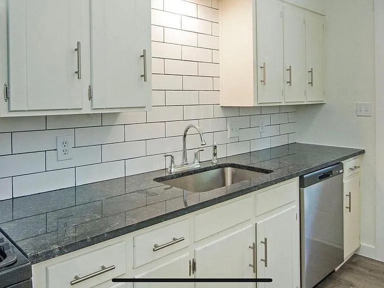 214 N Hamilton St — Photo 7