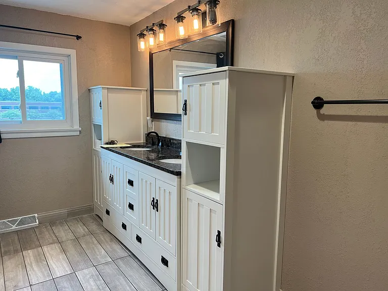 W210N11785 Hilltop Dr — Photo 15