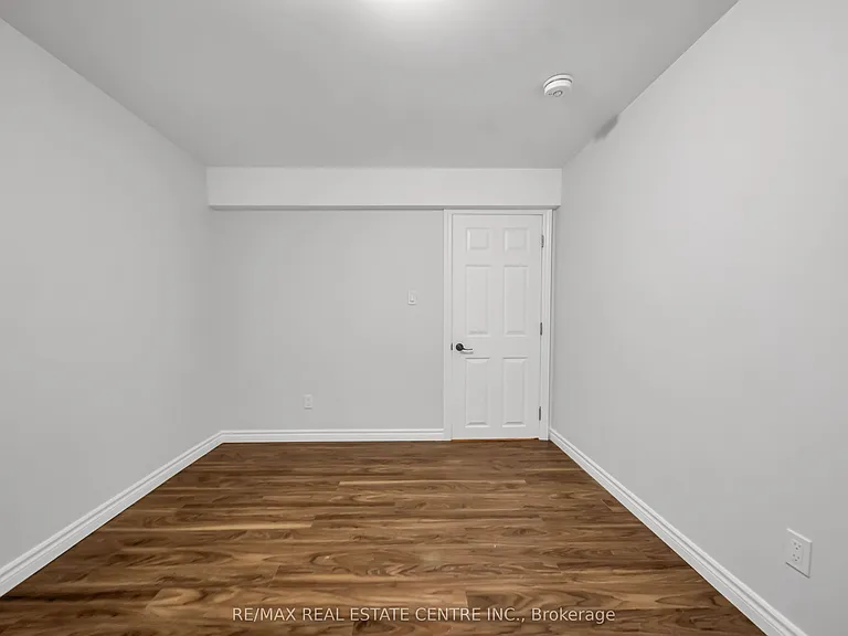 1074 Farmstead Dr — Photo 16