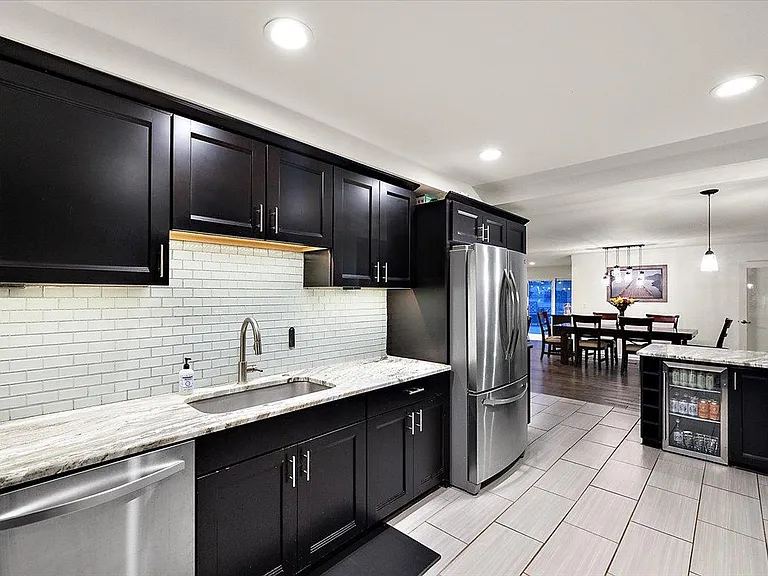486 Charlevoix St — Photo 16