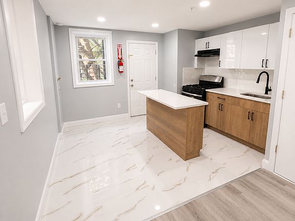 3rd image of 96 Eaton Pl #4L
