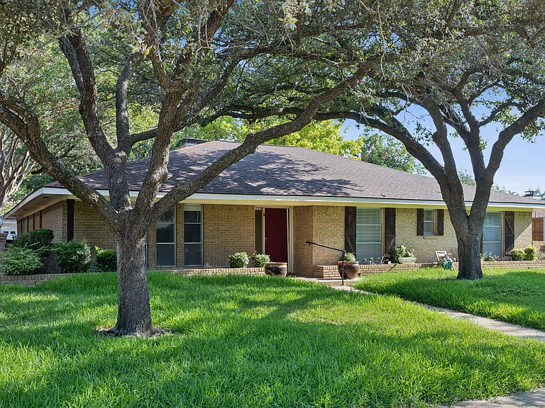 1725 Northcrest Dr — Photo 3