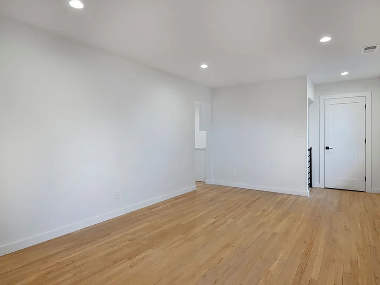 4 Morris Ave — Photo 8