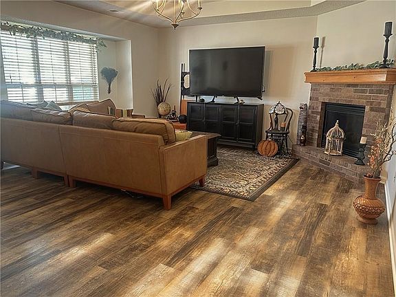 5th image of 727 Country Ln