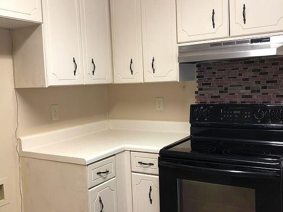 5th image of 592 Oak Brook Dr