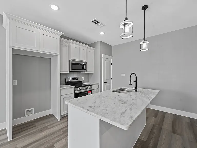 527 W Walker St — Photo 10