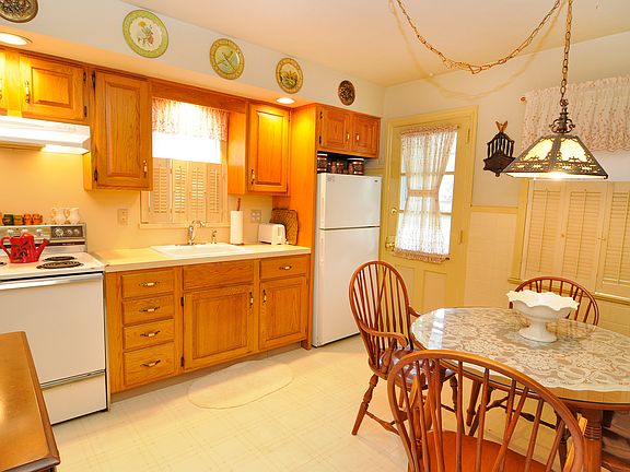 4th image of 293 Milford Ave