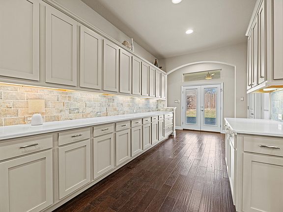 3rd image of 913 Baynes Dr