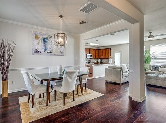 2nd image of 2704 Leisure Ln