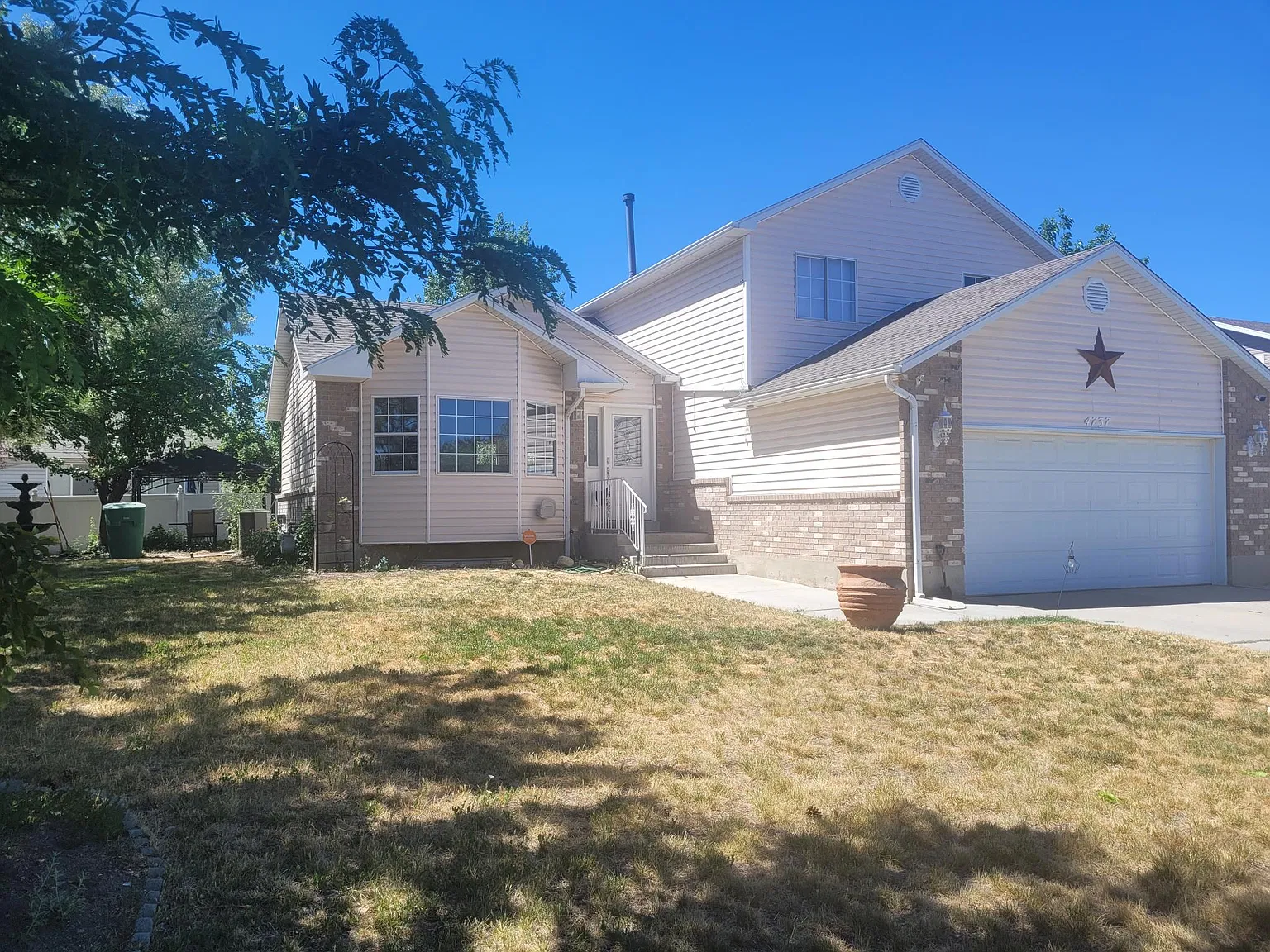 4 bed, 2.5 bath, 2386 sqft, $2,950 — Photo 1