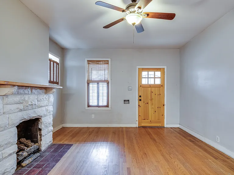 2293 Jackson Ave — Photo 2