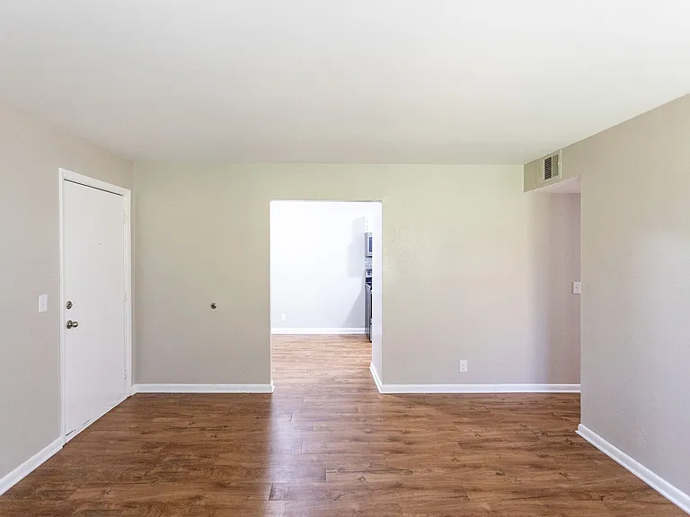 Newly Renovated Oak View Apartments — Photo 6