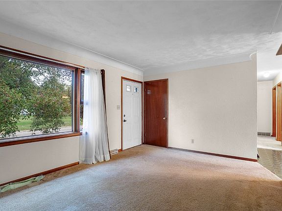 4th image of 113 E 1st Ave