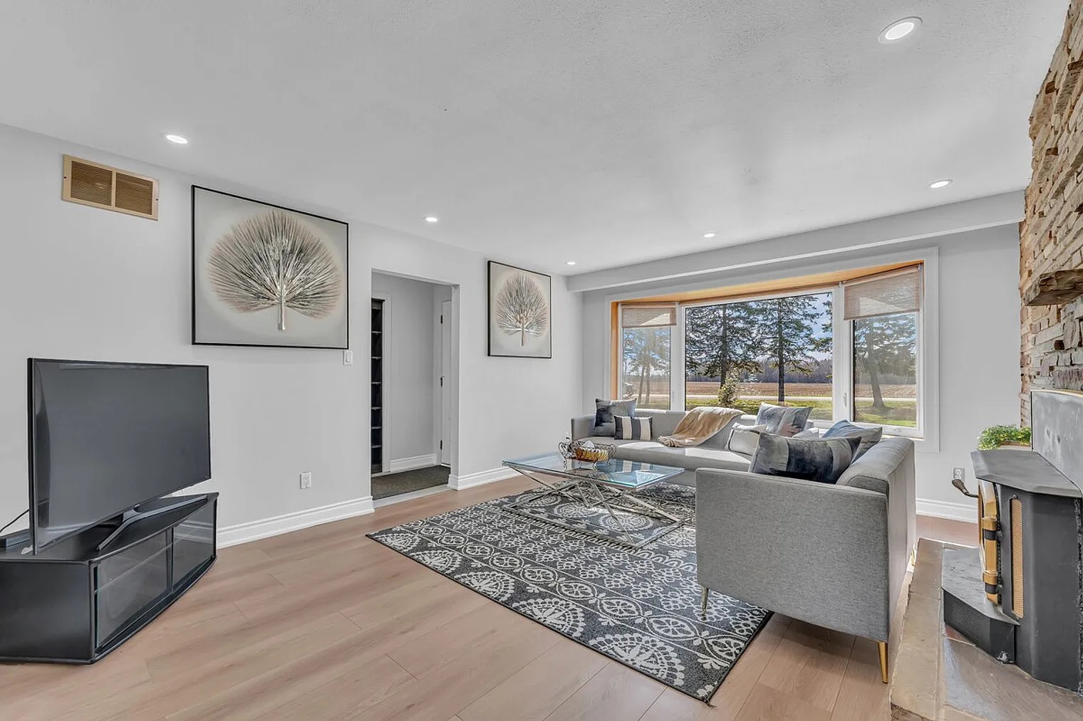 4 bed, 2.0 bath, $6,581 — Photo 2