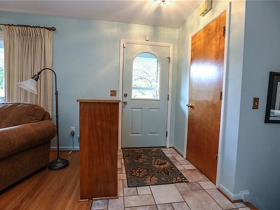 4th image of 27 Valley View Dr