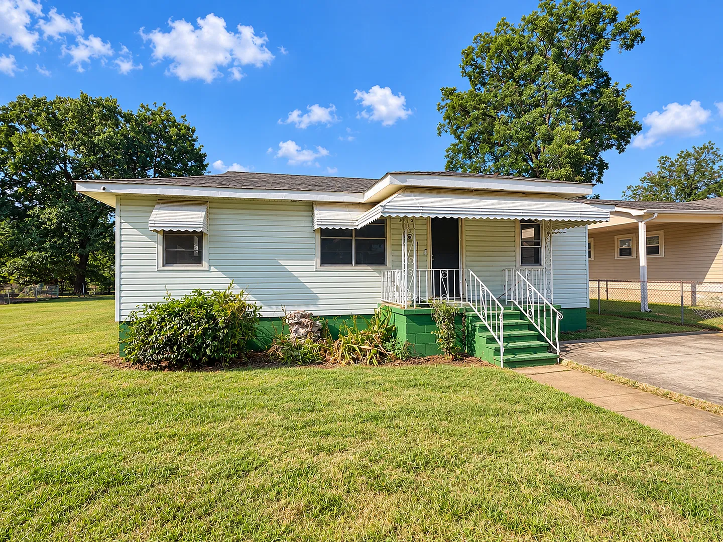 Newly Renovated 3 bedroom, 1 bath home — Photo 1