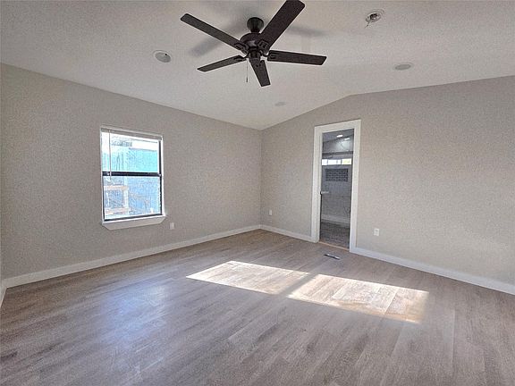 4th image of 310 Paddock St #3