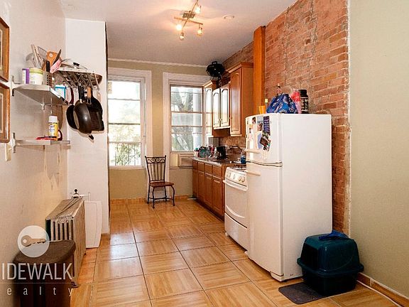 2nd image of 170 Nassau Ave APT 3R
