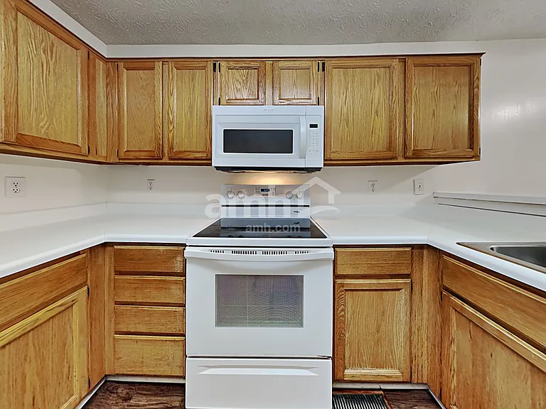 817 Hillary Ct — Photo 3