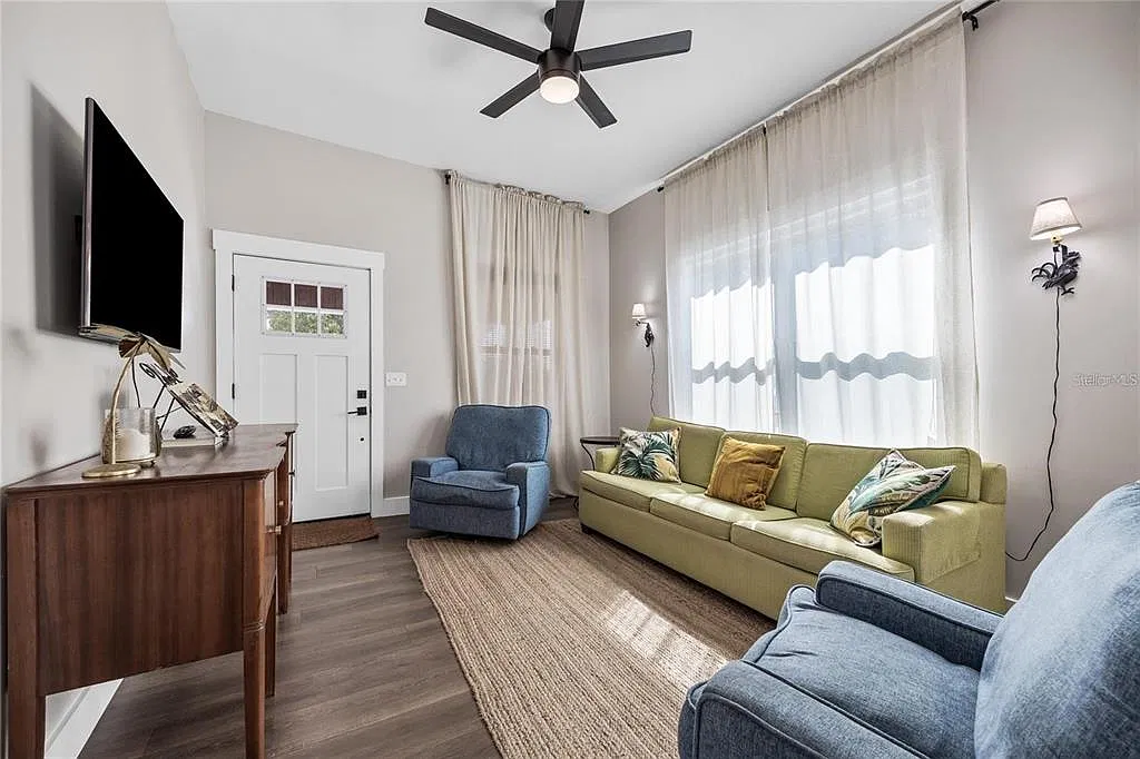 3 bed, 2.0 bath, 1169 sqft, $2,250 — Photo 2