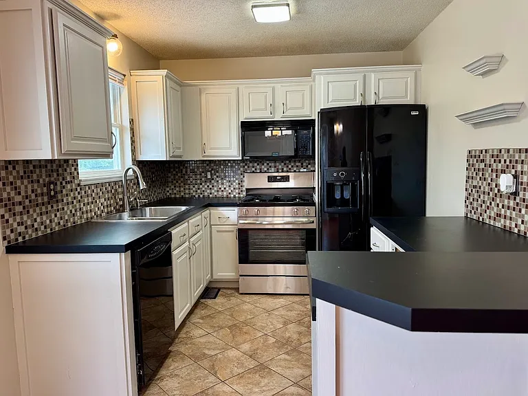 2124 N Ridgewood Dr — Photo 8