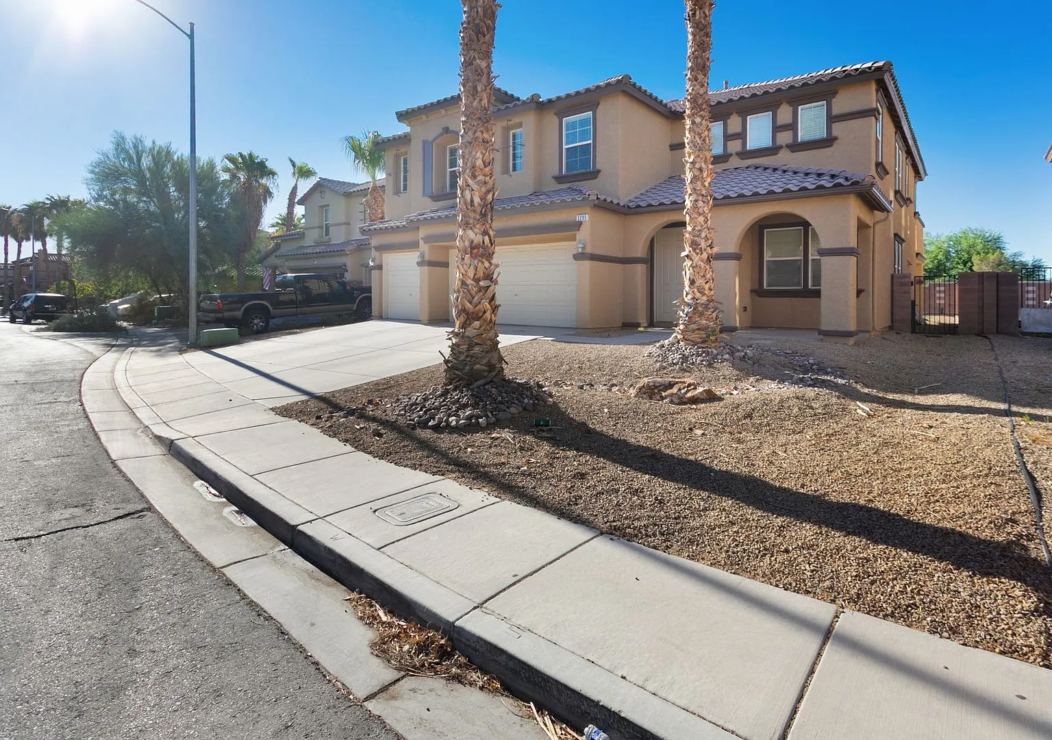 5 Bedroom North Las Vegas Home With Bed And Bath On 1st Floor — Photo 2