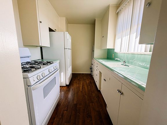 3rd image of 226 N Marengo Ave #D