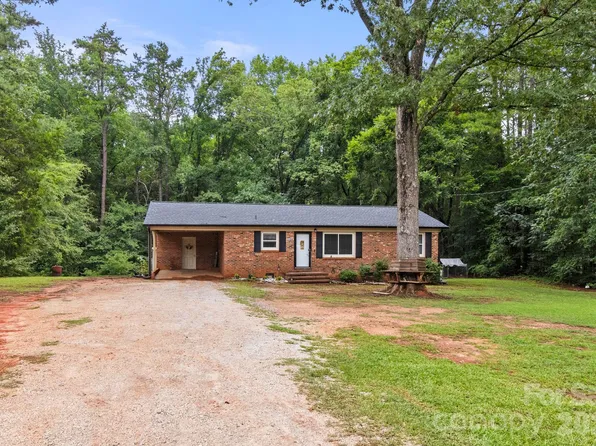 3104 University Dr, Lancaster, SC 29720