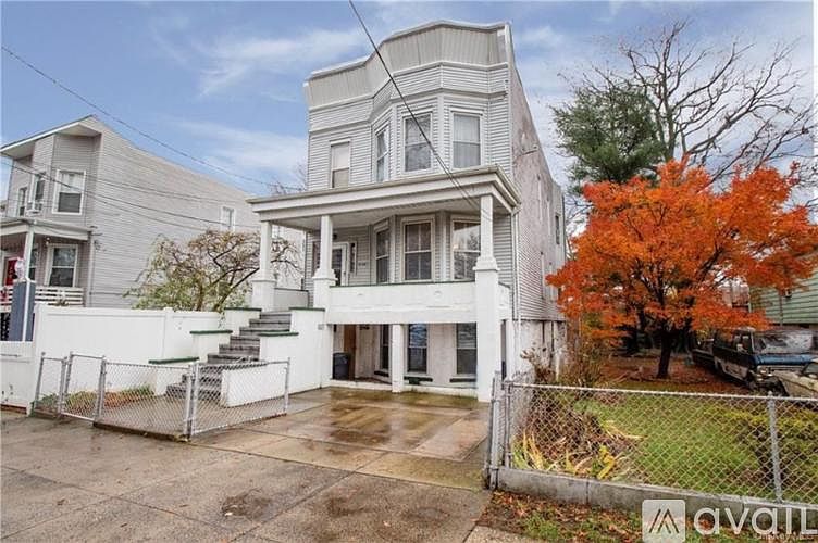 1st image of 2740 Gifford Ave #1