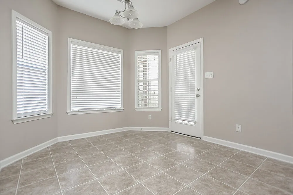 3 bed, 2.0 bath, 1824 sqft, $2,095 — Photo 3