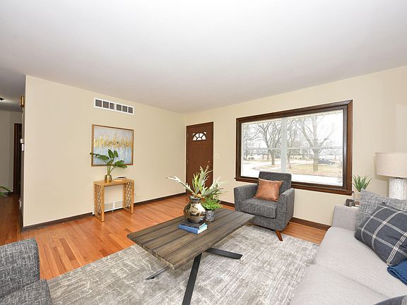 4th image of 310 Gascoigne Dr