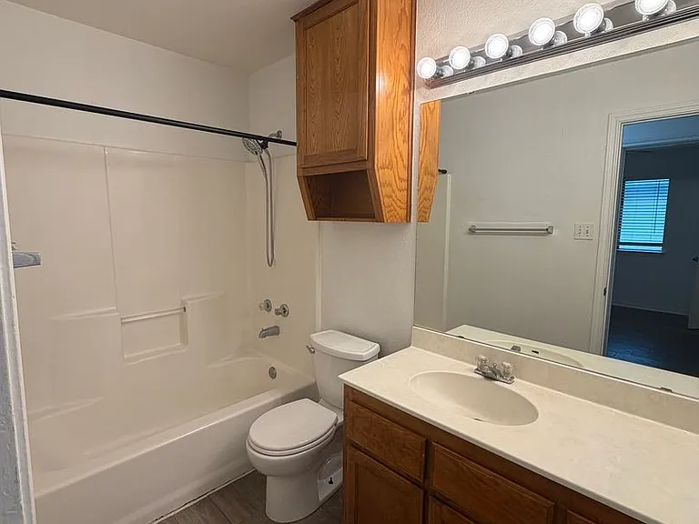 802 Hackberry St — Photo 15