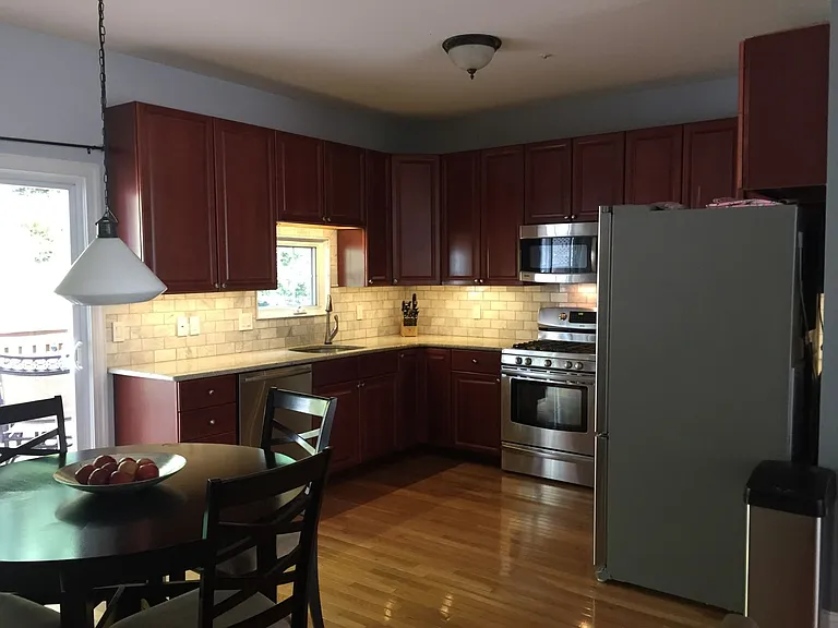 528 Ford St — Photo 3