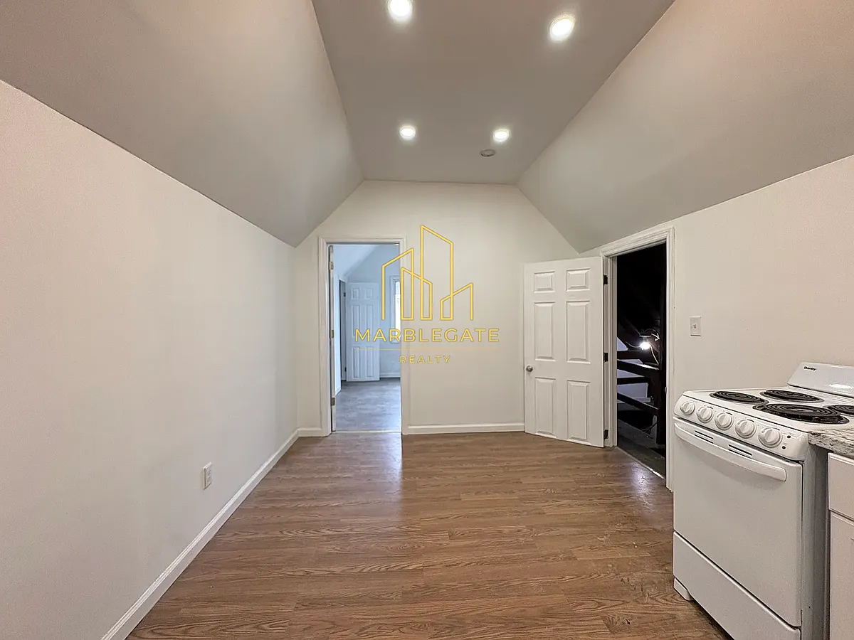 Building Photo - 954 E Grand St #33A