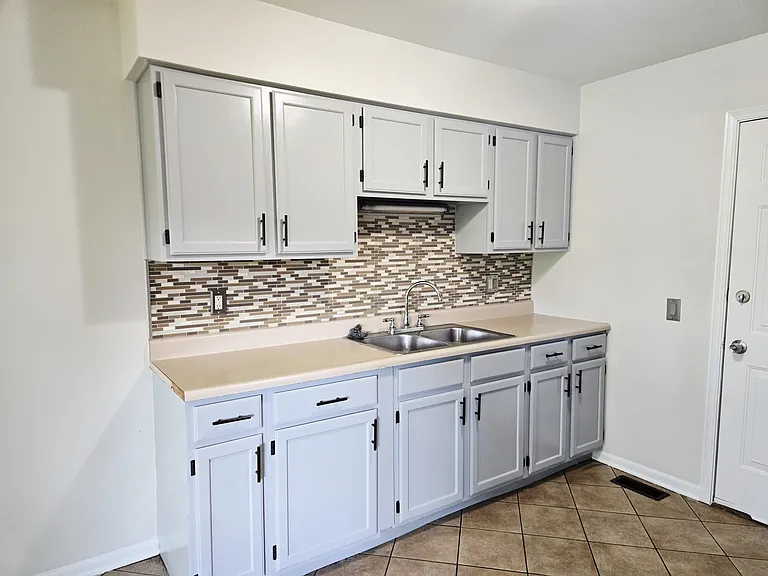960 Autumn Ln — Photo 6