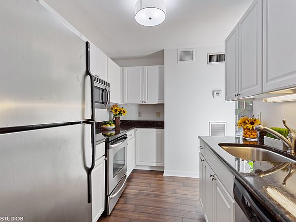 5th image of 401 E Ontario St APT 810