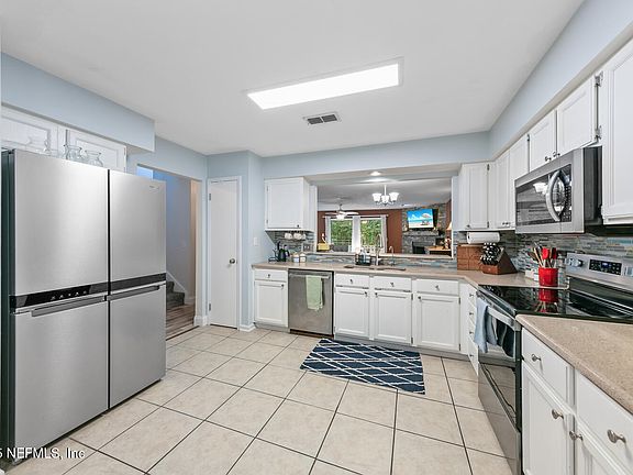 3rd image of 3919 MEADOWVIEW Drive N