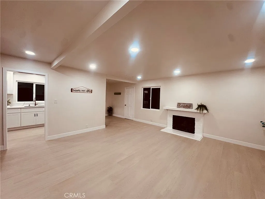 4 bed, 1120 sqft, $3,995 — Photo 2