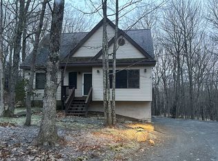 332 Surrey Dr, Lords Valley, PA 18428