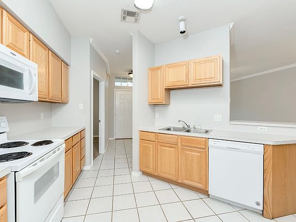 4th image of 237 Navarro Dr #B