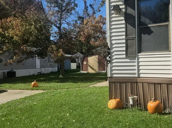 5872 Winchester St, Van Buren Township, MI 48111