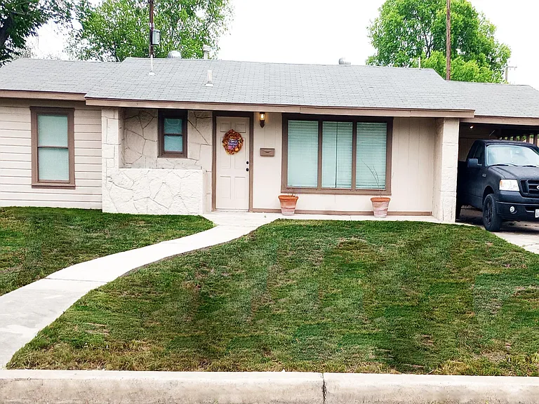 146 Ewing Pl — Photo 1