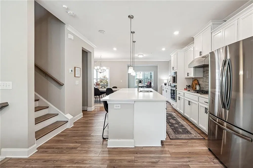 4 bed, 2464 sqft, $3,400 — Photo 3