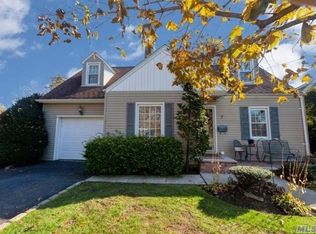 7 Oakdale Blvd, Farmingdale, NY 11735