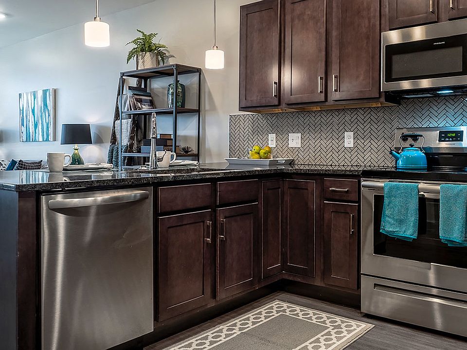 Chef's Paradise: premium full-size stainless steel ENERGY STAR appliances including dishwasher, oven, microwave, garbage disposal, and refrigerator with ice maker. (Photo Credit: David Miller)