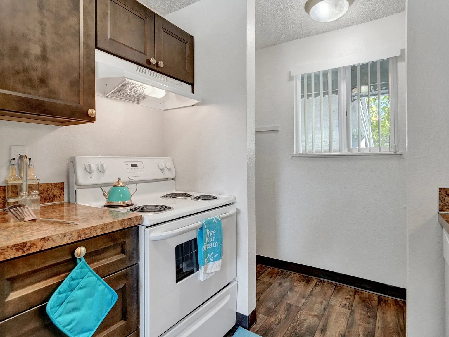 Karens Korner Apartments — Photo 4