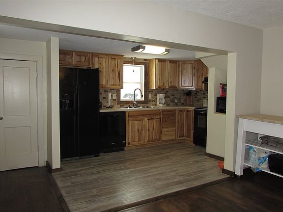 3rd image of 2557 E Beech Ave