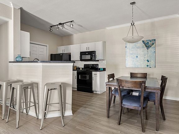 C208690_PinnacleRidge_Model2b2b_DiningRoom2_01