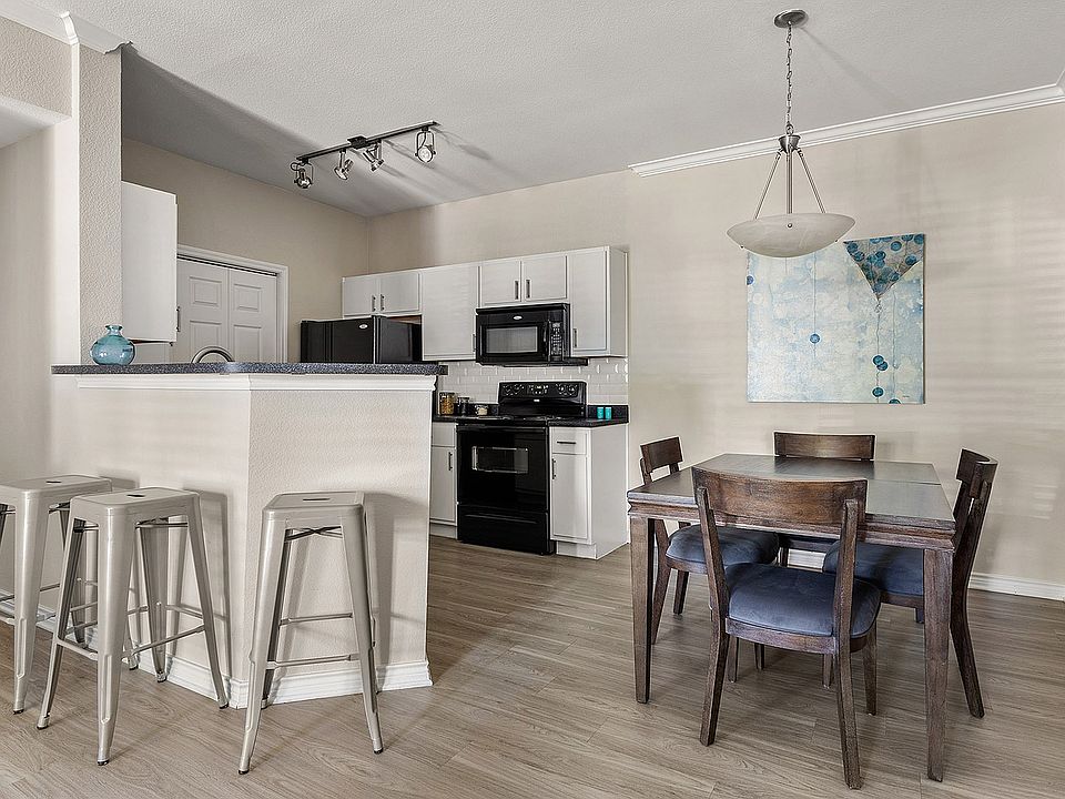 C208690_PinnacleRidge_Model2b2b_DiningRoom2_01